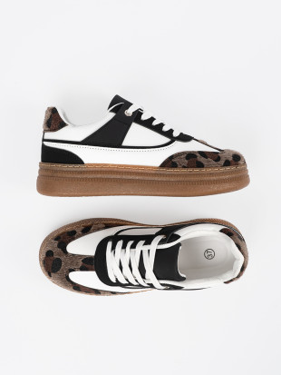 Schwarz-weiße Sneakers mit Leoparden-Details