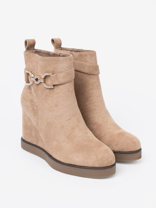 Beige Wedge-Stiefeletten mit dekorativer Schnalle