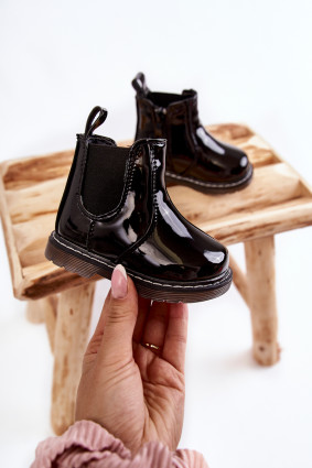 Lackierte gefütterte schwarze Stiefelette