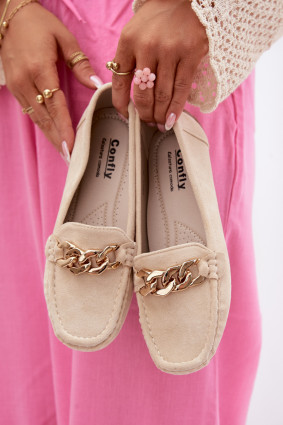 Beige Mokassins mit goldener Kette aus Wildlederimitat
