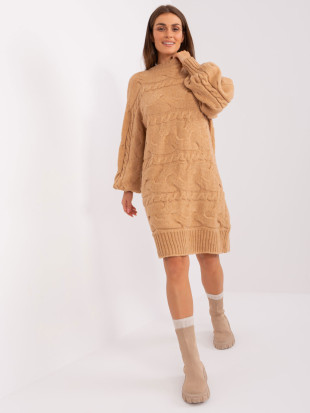 Camelfarbene Strickkleid mit Zöpfen