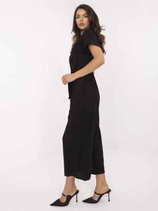 Eleganter schwarzer Overall mit kurzen Ärmeln