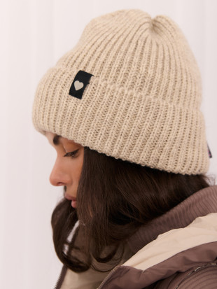 Beige Wintermütze mit Applikation