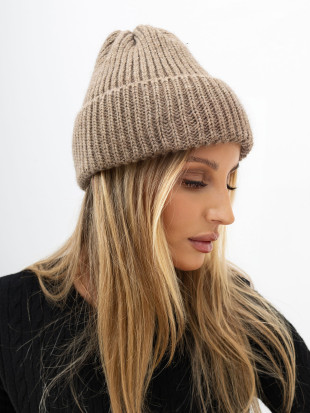 Beige Wintermütze mit Applikation