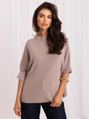 Beiger Pullover mit Applikation und Stehkragen