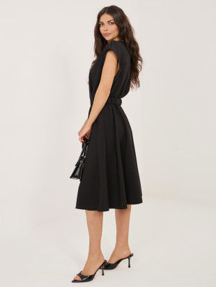 Schwarzes ausgestelltes Midi-Kleid mit Gürtel