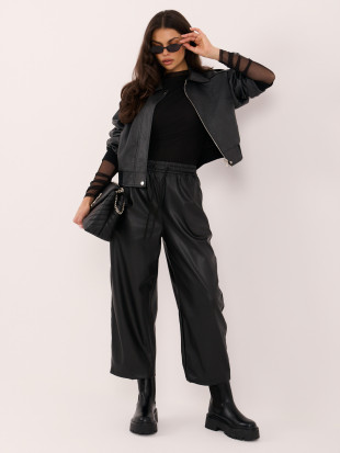 Schwarze Kunstlederhose mit weitem Bein