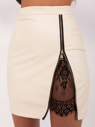 Beiger Minirock aus Kunstleder mit Spitze