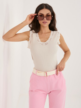 Beiges, geripptes Top mit Spitze und V-Ausschnitt