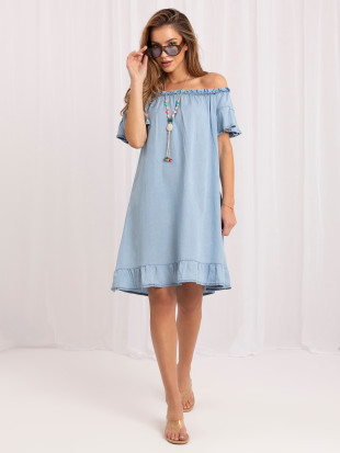 Hellblaues ausgestelltes Sommerkleid mit Volant und Halskette