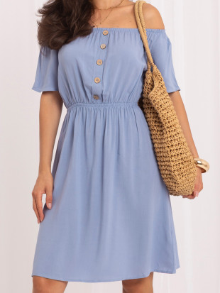 Hellblaues ausgestelltes Sommerkleid mit kurzen Ärmeln und Knöpfen
